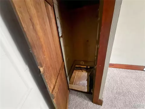 Entry Way - 421 Edwards St, Hannibal, MO 63401 photo 2 of 2