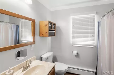 Bath - 1501 Woods Ln, Centralia, IL 62801 photo 1 of 2
