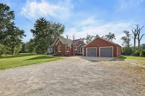Exterior - 1501 Woods Ln, Centralia, IL 62801 photo 4 of 8
