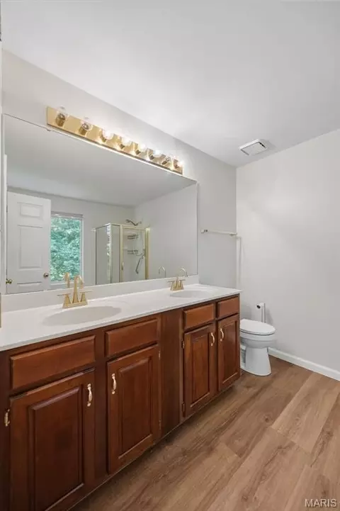 Bath - 516 Wetherby Terrace Dr, Ballwin, MO 63021 photo 3 of 6