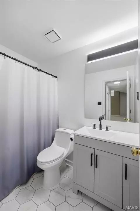 Bath - 516 Wetherby Terrace Dr, Ballwin, MO 63021 photo 1 of 6