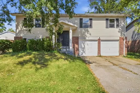 2465 Kingsford Dr, Florissant, MO 63031