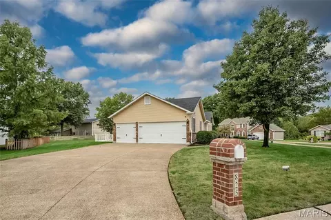 Exterior - 825 Colleen Dr, O'fallon, MO 63366 photo 2 of 10