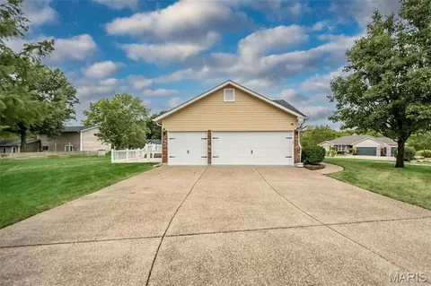 Exterior - 825 Colleen Dr, O'fallon, MO 63366 photo 5 of 10