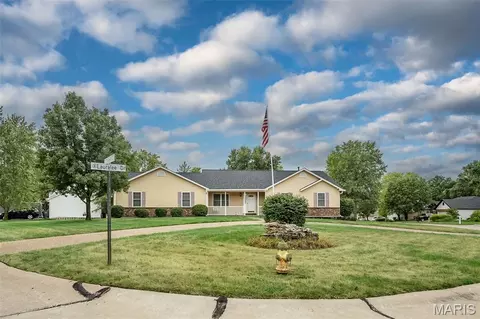 Exterior - 825 Colleen Dr, O'fallon, MO 63366 photo 3 of 10