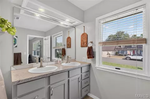 Bath - 906 Laurel Dr, Rolla, MO 65401 photo 5 of 5