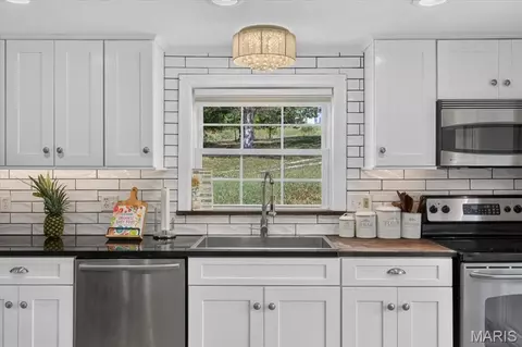 Kitchen - 3990 Freeman Rd, Pacific, MO 63069 photo 3 of 4