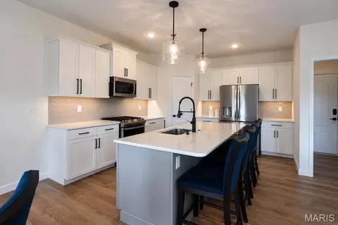 Kitchen - 910 Taylor Dr, Waterloo, IL 62298 photo 2 of 3