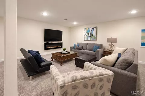 Living - 910 Taylor Dr, Waterloo, IL 62298 photo 5 of 5