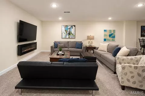 Living - 910 Taylor Dr, Waterloo, IL 62298 photo 4 of 5