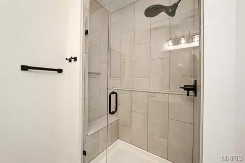 Bath - 910 Taylor Dr, Waterloo, IL 62298 photo 2 of 5