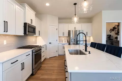 Kitchen - 910 Taylor Dr, Waterloo, IL 62298 photo 3 of 3