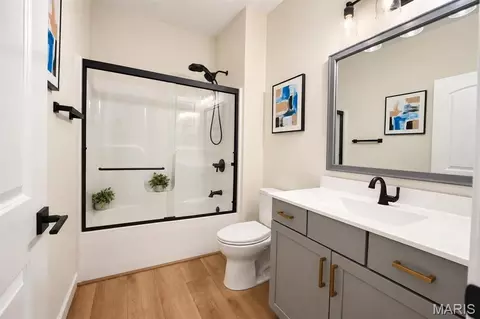 Bath - 910 Taylor Dr, Waterloo, IL 62298 photo 4 of 5