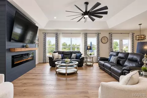Living - 910 Taylor Dr, Waterloo, IL 62298 photo 2 of 5