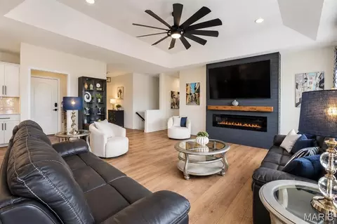 Living - 910 Taylor Dr, Waterloo, IL 62298 photo 3 of 5