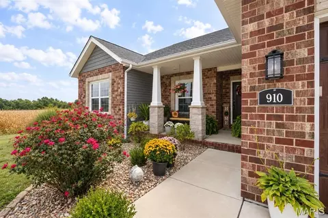 Exterior - 910 Taylor Dr, Waterloo, IL 62298 photo 2 of 7
