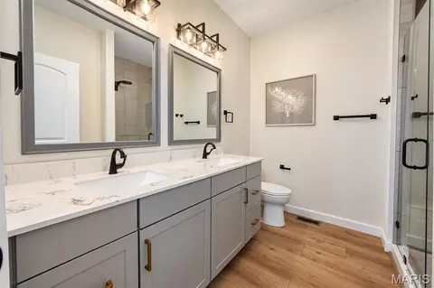 Bath - 910 Taylor Dr, Waterloo, IL 62298 photo 1 of 5