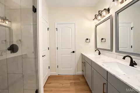 Bath - 910 Taylor Dr, Waterloo, IL 62298 photo 3 of 5