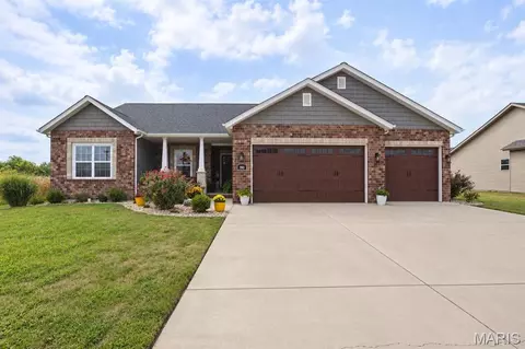 Exterior - 910 Taylor Dr, Waterloo, IL 62298 photo 1 of 7