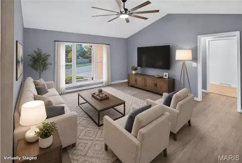 Living - 1052 Birdie Ln, Jackson, MO 63755 photo 2 of 5