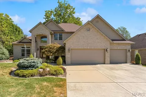 5 Timber Bluff Ct, Glen Carbon, IL 62034