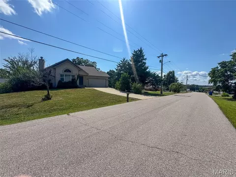 Exterior - 31 Sunset Dr, Camdenton, MO 65020 photo 4 of 10