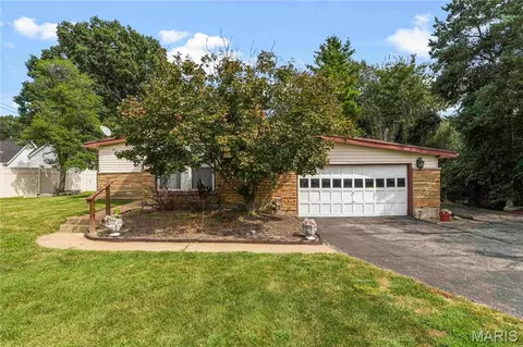 10512 Twilight Dr, Sappington, MO 63128