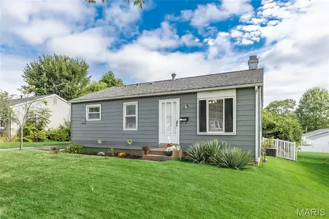 12104 Fleetwood Pl, Maryland Heights, MO 63043