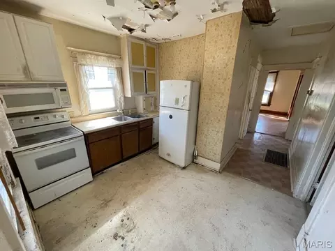 Kitchen - 148 W 2nd St, Roxana, IL 62084 photo 2 of 2