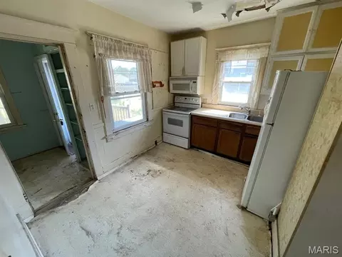 Kitchen - 148 W 2nd St, Roxana, IL 62084 photo 1 of 2