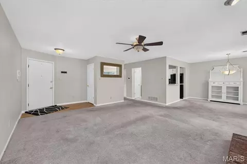 Living - 618 Pine Ridge Trails Ct #203, Ballwin, MO 63021 photo 3 of 5