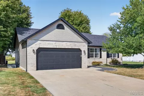 85 Whistling Straits Dr, Highland, IL 62249