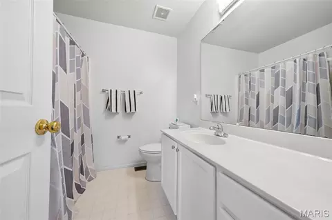 Bath - 630 Cascade Lake Dr, Ballwin, MO 63021 photo 2 of 2