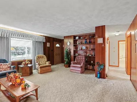 Living - 1015 Easy St, Palmyra, MO 63461 photo 3 of 4
