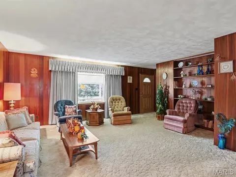 Living - 1015 Easy St, Palmyra, MO 63461 photo 2 of 4