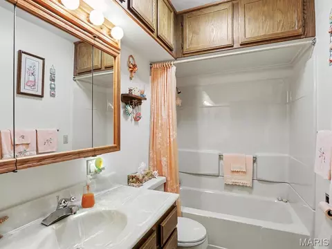 Bath - 1015 Easy St, Palmyra, MO 63461 photo 1 of 2