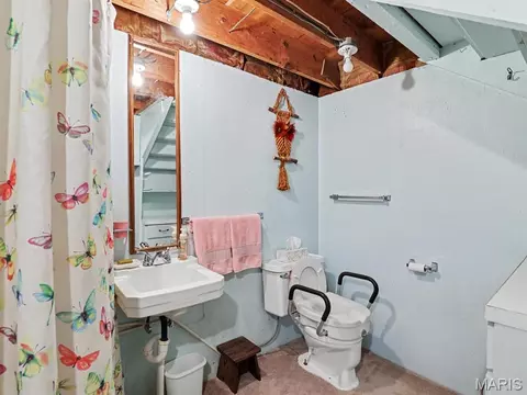 Bath - 1015 Easy St, Palmyra, MO 63461 photo 2 of 2