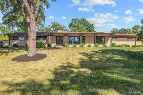 536 Fairways Cir, Creve Coeur, MO 63141