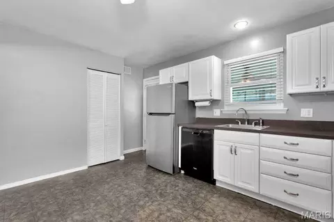 Kitchen - 872 Hyde Park Dr, Arnold, MO 63010 photo 2 of 2