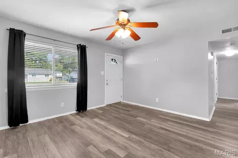 Living - 872 Hyde Park Dr, Arnold, MO 63010 photo 3 of 4