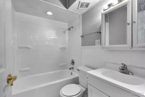 Bath - 872 Hyde Park Dr, Arnold, MO 63010 photo 1 of 3