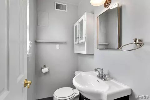 Bath - 872 Hyde Park Dr, Arnold, MO 63010 photo 2 of 3