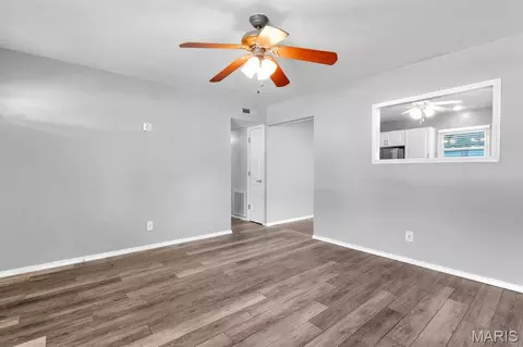 Living - 872 Hyde Park Dr, Arnold, MO 63010 photo 2 of 4