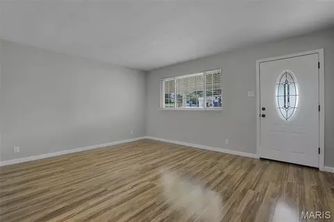 Living - 257 Joyce Ct, Ballwin, MO 63021 photo 3 of 8