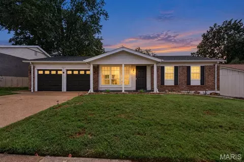 2414 Crestline Dr, Saint Louis, MO 63129