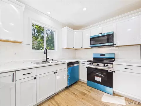 Kitchen - 237 Kies Ave, Jackson, MO 63755 photo 2 of 4