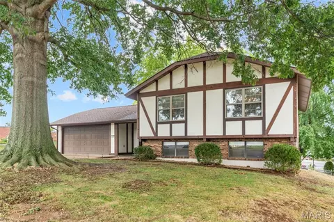1 Buckingham Dr, Washington, MO 63090