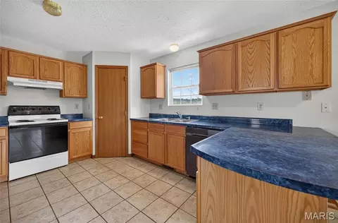 Kitchen - 22335 Target Rd, Saint Robert, MO 65584 photo 5 of 8