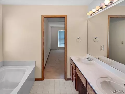 Bath - 113 Monticello Dr, Washington, MO 63090 photo 3 of 5
