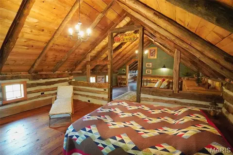 Bedroom - 2136 Walz Rd, Hermann, MO 65041 photo 4 of 10